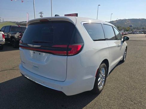 Used 2023 Chrysler Pacifica Touring-L FWD image 17