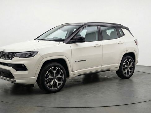 Used 2025 Jeep Compass Limited image 3