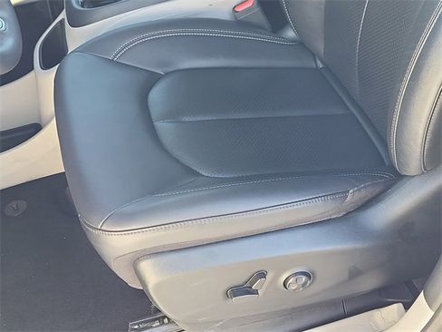 Certified 2024 Chrysler Pacifica Touring-L image 19