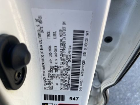 Used 2021 Toyota Tacoma TRD Off-Road AWD/4WD image 31