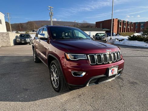 Used 2019 Jeep Grand Cherokee Limited w/ Luxury Group II image 2