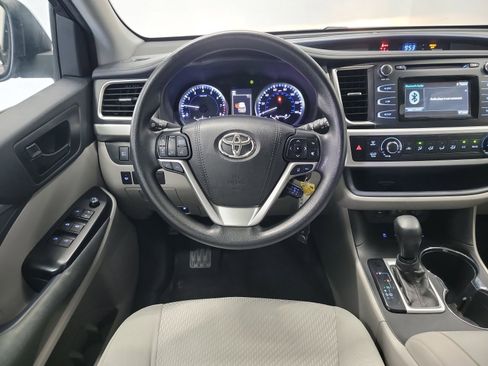 Used 2019 Toyota Highlander LE AWD/4WD image 16