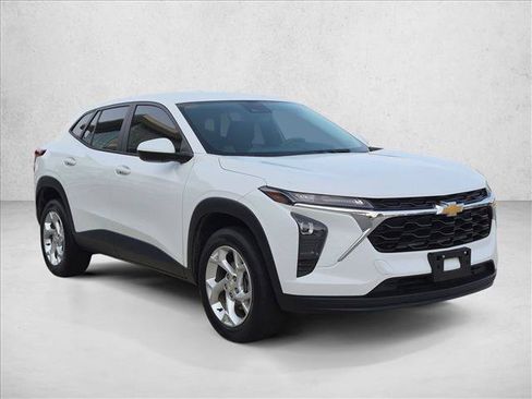 Used 2024 Chevrolet Trax LS w/ LS Convenience Package FWD image 3