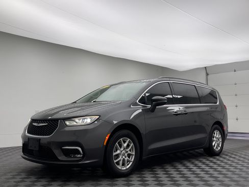 Used 2022 Chrysler Pacifica Touring-L FWD image 2