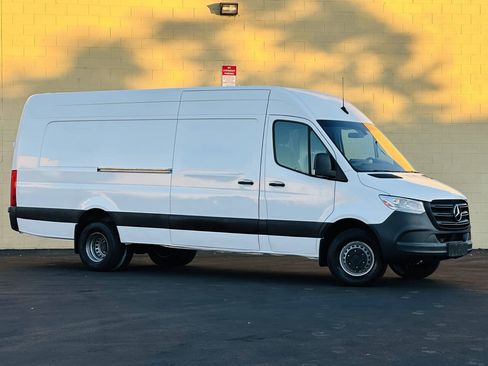 Used 2019 Mercedes-Benz Sprinter 3500 image 2