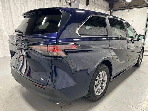 Used 2025 Toyota Sienna LE image 7