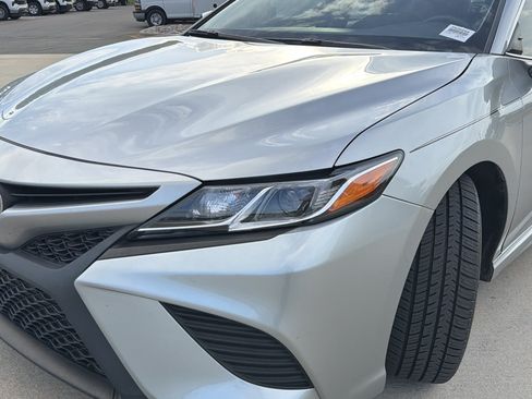 Used 2018 Toyota Camry SE w/ Moonroof Package FWD image 5
