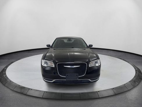 Used 2018 Chrysler 300 Touring RWD image 2