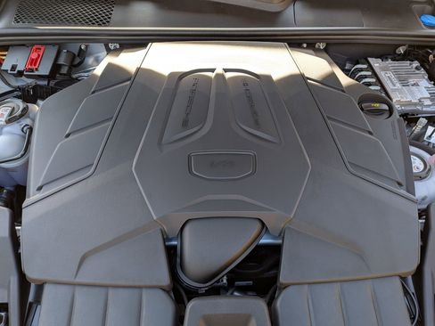 Certified 2025 Porsche Cayenne Coupe AWD/4WD image 36