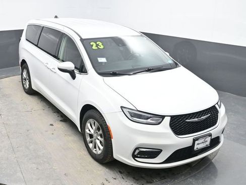 Used 2023 Chrysler Pacifica Touring-L image 27