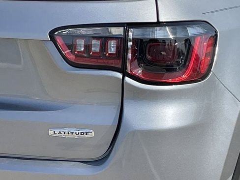 Used 2022 Jeep Compass Latitude FWD image 6
