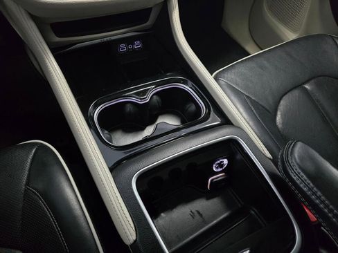 Used 2022 Chrysler Pacifica Limited image 33