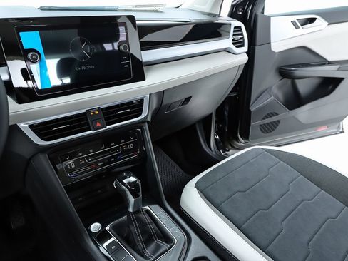 New 2026 Volkswagen Taos SE FWD image 60