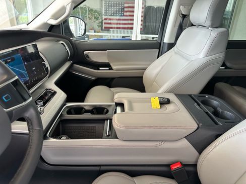 Used 2025 Ford Expedition Active AWD/4WD image 21