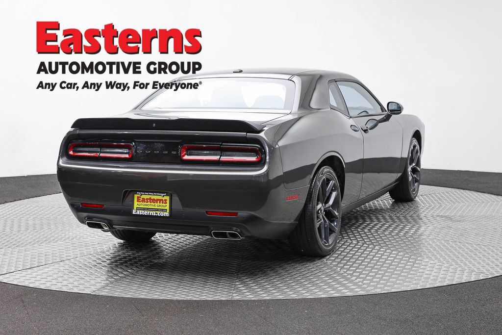 Used 2022 Dodge Challenger SXT w/ Driver Convenience Group RWD image 5