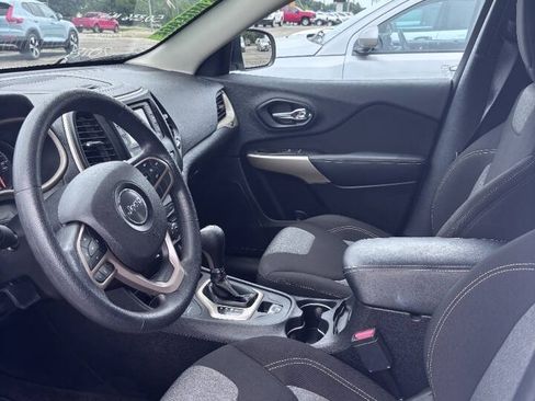 Used 2018 Jeep Cherokee Latitude w/ Safety Group AWD/4WD image 4