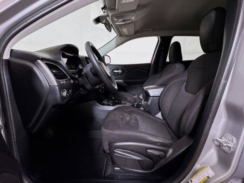 Used 2019 Jeep Cherokee Latitude w/ Popular Appearance Group image 18