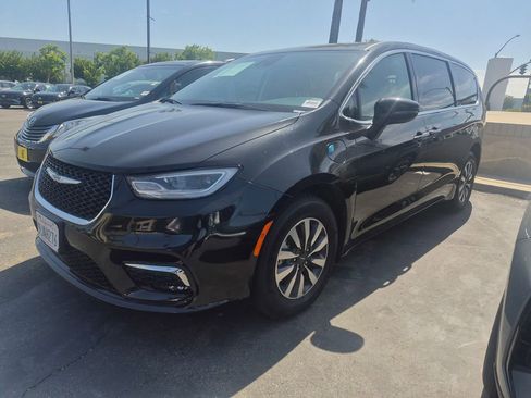 Used 2023 Chrysler Pacifica Touring-L FWD image 2