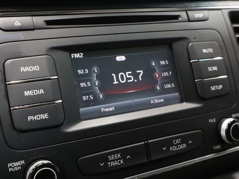 Used 2016 Kia Sedona LX image 29