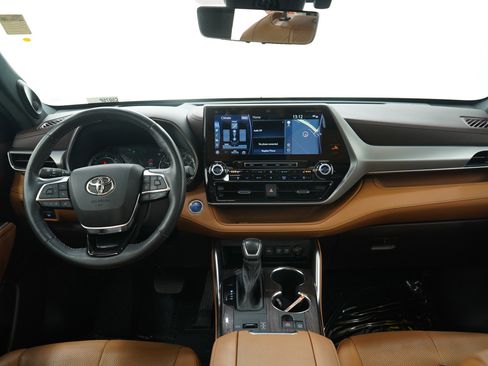 Used 2021 Toyota Highlander Platinum image 18