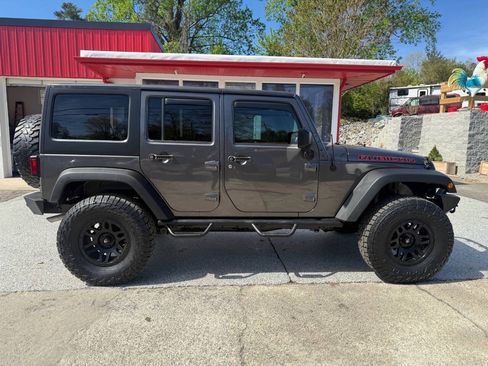 Used 2017 Jeep Wrangler Unlimited Rubicon w/ Connectivity Group AWD/4WD image 11