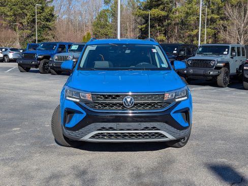 Used 2022 Volkswagen Taos SE w/ Panoramic Sunroof Package image 2