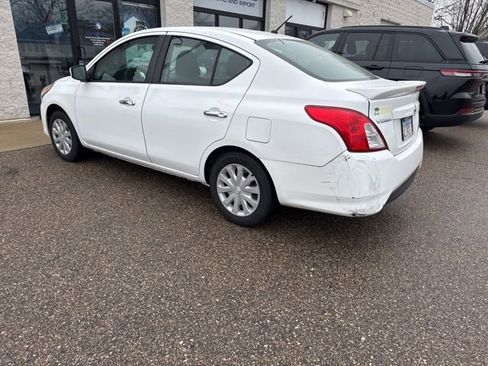 Used 2015 Nissan Versa SV image 3