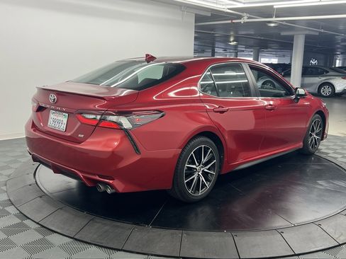 Used 2023 Toyota Camry SE image 4