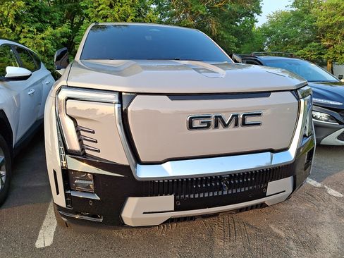 Used 2024 GMC Sierra EV Denali AWD/4WD image 4
