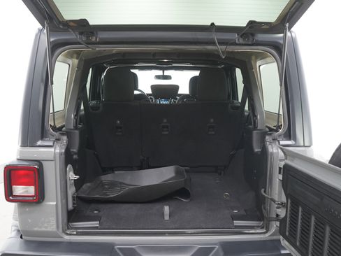 Used 2018 Jeep Wrangler Unlimited Sahara w/ Cold Weather Group image 15