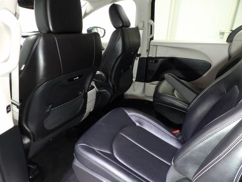 Used 2024 Chrysler Pacifica Limited FWD image 14