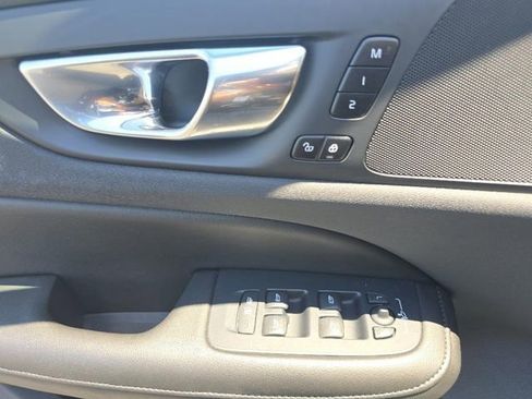 Used 2022 Volvo S60 B5 Momentum w/ Premium Package image 28