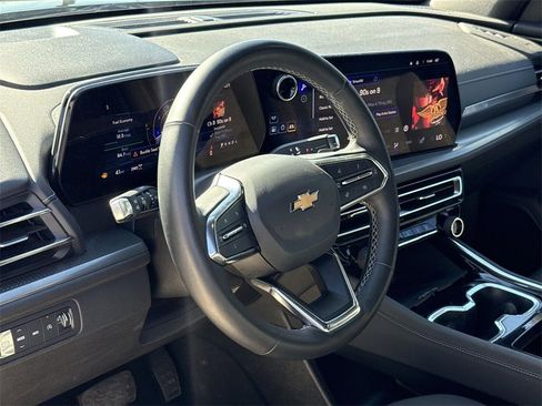 Used 2024 Chevrolet Traverse LT image 9