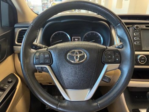Used 2016 Toyota Highlander XLE image 25