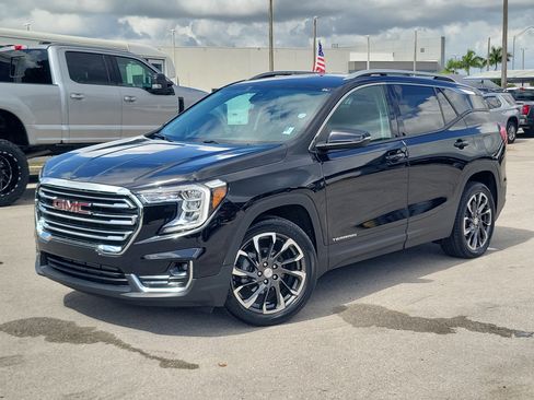 Used 2024 GMC Terrain SLT FWD image 1