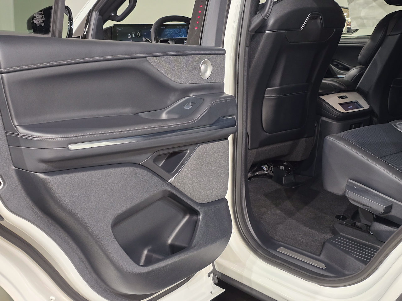 New 2025 Lincoln Navigator Reserve w/ Jet Appearance Package AWD/4WD image 43