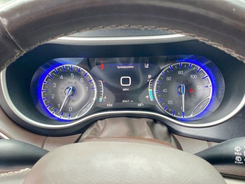 Used 2020 Chrysler Pacifica Touring-L w/ Advanced Safetytec Group FWD image 20