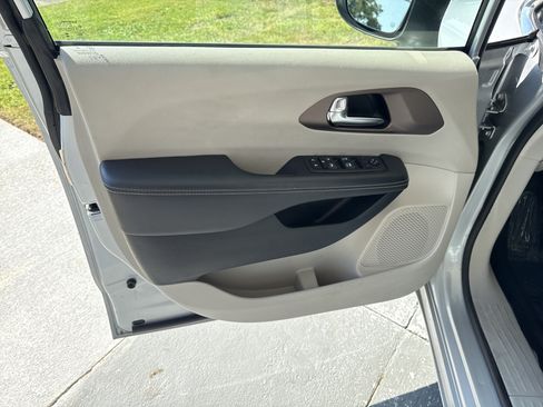 Used 2023 Chrysler Voyager LX FWD image 13