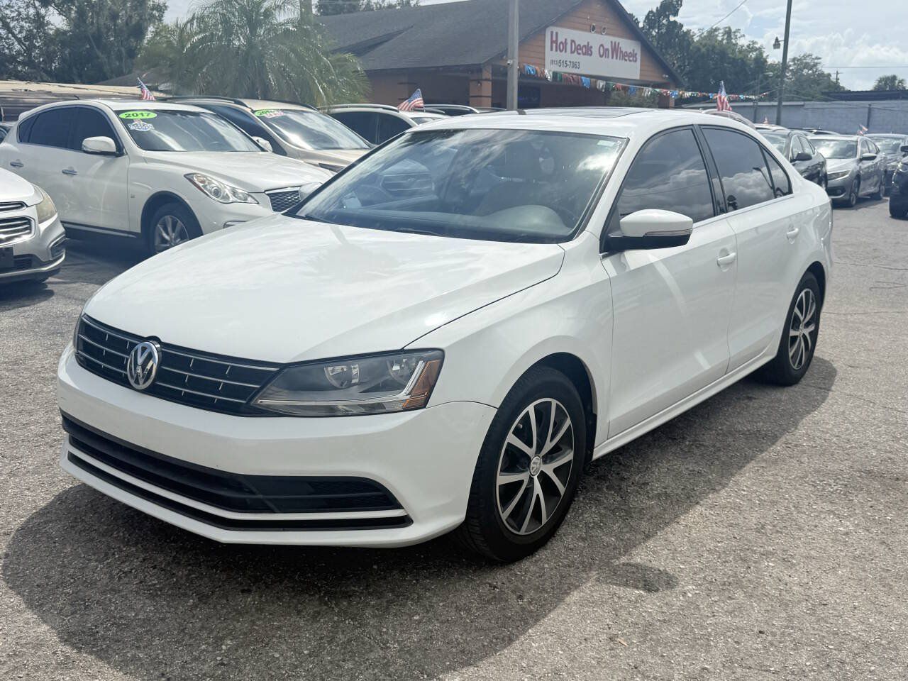 Used 2018 Volkswagen Jetta SE FWD image 2