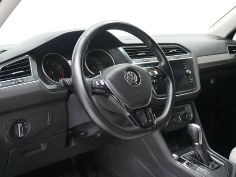 Used 2019 Volkswagen Tiguan SE image 9