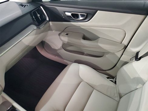Used 2021 Volvo V60 T5 Cross Country image 11