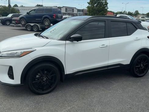 Used 2023 Nissan Kicks SR w/ SR Premium Package FWD image 3
