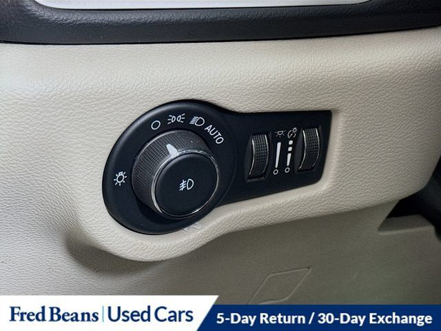 Used 2023 Chrysler Pacifica Touring-L FWD image 14