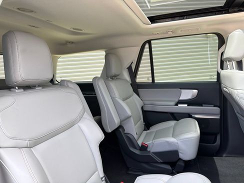 Used 2025 Ford Expedition Active AWD/4WD image 18