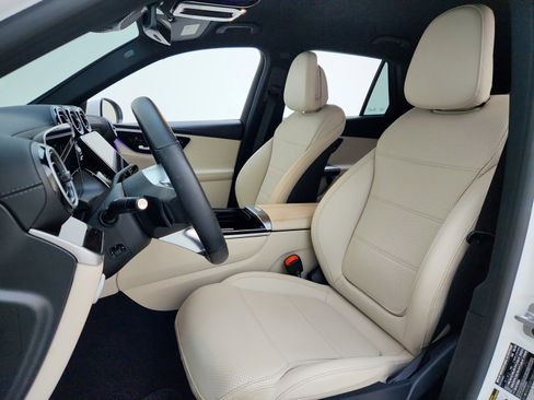 Certified 2025 Mercedes-Benz GLC 300 4MATIC image 17