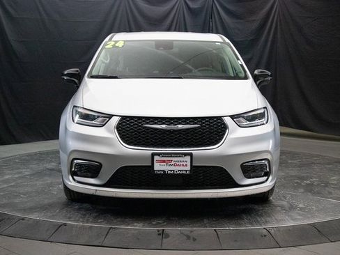 Used 2024 Chrysler Pacifica Touring-L image 4