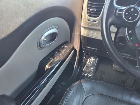 Used 2015 Kia Soul + w/ Primo Package FWD image 29