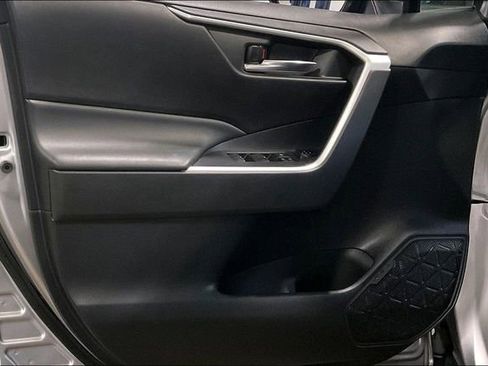 Used 2022 Toyota RAV4 SE image 23