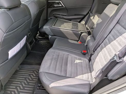 Used 2025 Mitsubishi Outlander SE image 26