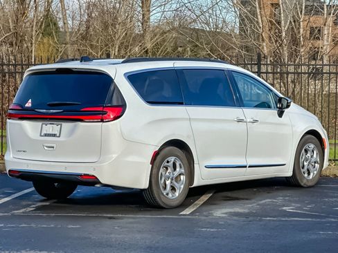Used 2023 Chrysler Pacifica Limited image 3